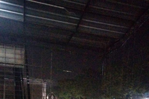 Hujan yang mengguyur Samarinda pada Senin (1/5/2023) sebabkan puluhan titik lumpuh akibat banjir. (Foto: istimewa)