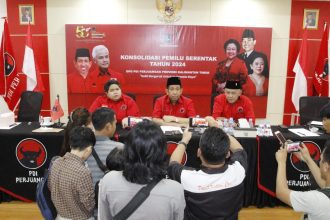 Ketua DPD PDI Perjuangan Kaltim, Irjen Pol (Purn) Safaruddin (tengah), didampingi oleh Ananda Emira Moeis dan Muhammad Samsun. (Foto: Sekala.id)