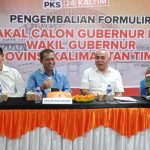 Isran-Hadi saat mengembalikan formulir pendaftaran bakal calon Pilgub ke DPW PKS Kaltim.