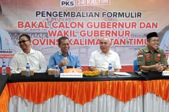 Isran-Hadi saat mengembalikan formulir pendaftaran bakal calon Pilgub ke DPW PKS Kaltim.