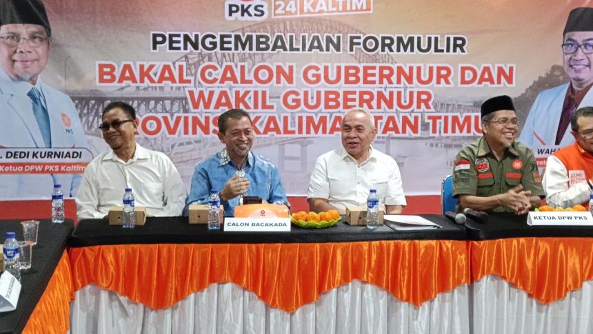 Isran-Hadi saat mengembalikan formulir pendaftaran bakal calon Pilgub ke DPW PKS Kaltim.
