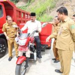 Bupati Kukar, Edi Damansyah saat mencoba armada pengangkut sampah yang akan di bagikan ke kecamatan