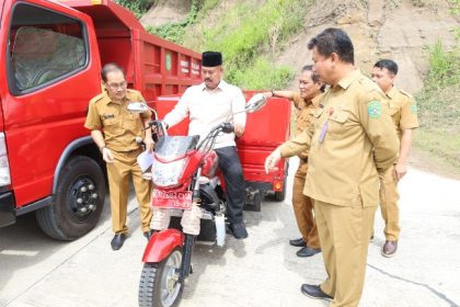 Bupati Kukar, Edi Damansyah saat mencoba armada pengangkut sampah yang akan di bagikan ke kecamatan