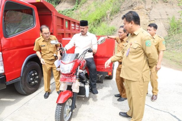 Bupati Kukar, Edi Damansyah saat mencoba armada pengangkut sampah yang akan di bagikan ke kecamatan