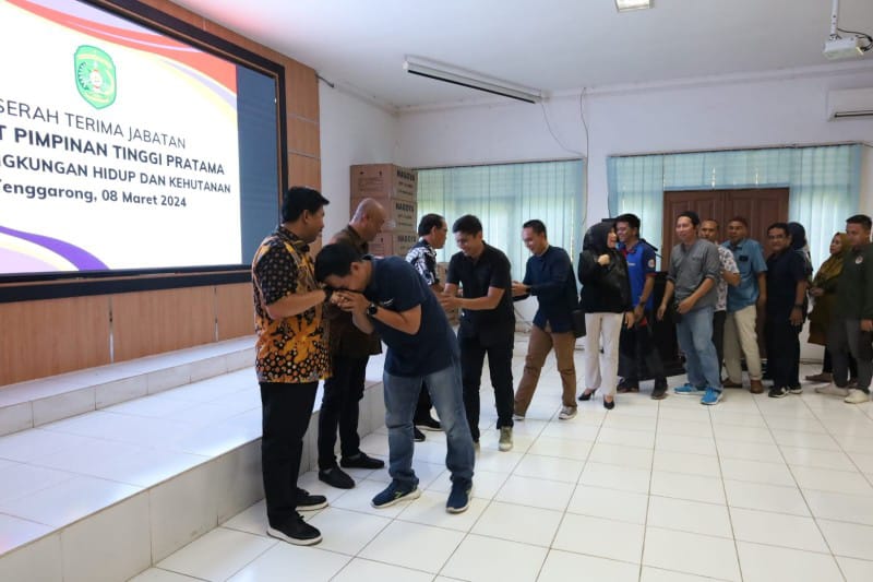 Suasana serah terima jabatan Kepala DLHK Kukar