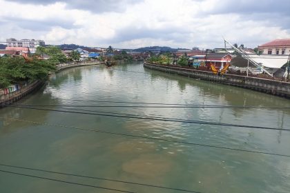 Sungai Karang Mumus yang berubah warna menjadi hijau