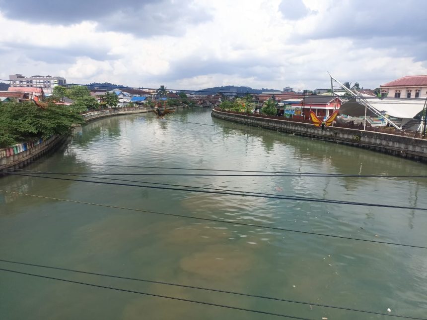 Sungai Karang Mumus yang berubah warna menjadi hijau