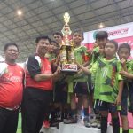 Sekda Kukar Sunggono dan Kadispora Aji Ali Husni berfoto bersama Tim Juara 1 Festival Mini Soccer U12 ke-2 Dispora Kukar 2024. Tim Tunas Muda dari kecamatan Loa Kulu.