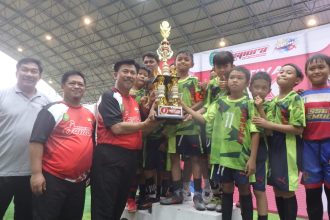 Sekda Kukar Sunggono dan Kadispora Aji Ali Husni berfoto bersama Tim Juara 1 Festival Mini Soccer U12 ke-2 Dispora Kukar 2024. Tim Tunas Muda dari kecamatan Loa Kulu.