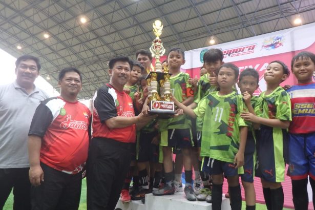 Sekda Kukar Sunggono dan Kadispora Aji Ali Husni berfoto bersama Tim Juara 1 Festival Mini Soccer U12 ke-2 Dispora Kukar 2024. Tim Tunas Muda dari kecamatan Loa Kulu.