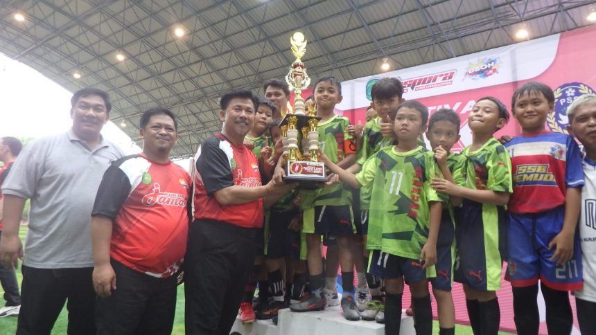 Sekda Kukar Sunggono dan Kadispora Aji Ali Husni berfoto bersama Tim Juara 1 Festival Mini Soccer U12 ke-2 Dispora Kukar 2024. Tim Tunas Muda dari kecamatan Loa Kulu.