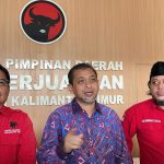 Hadi Mulyadi saat menyerahkan formulir pendaftaran kepada DPD PDI Perjuangan Kaltim