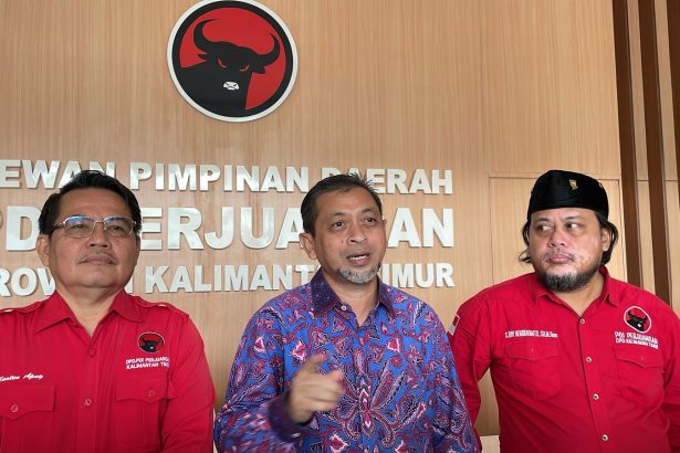 Hadi Mulyadi saat menyerahkan formulir pendaftaran kepada DPD PDI Perjuangan Kaltim