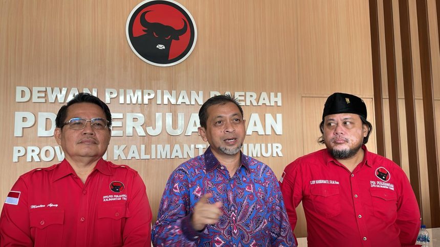 Hadi Mulyadi saat menyerahkan formulir pendaftaran kepada DPD PDI Perjuangan Kaltim