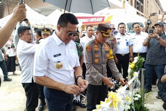 Wali Kota Samarinda, Andi Harun saat meresmikan Pasar Baqa, Samarinda