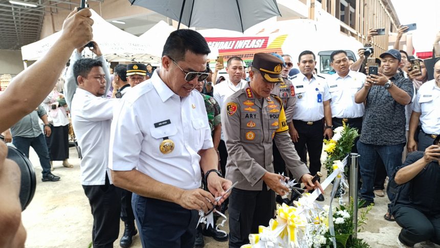 Wali Kota Samarinda, Andi Harun saat meresmikan Pasar Baqa, Samarinda