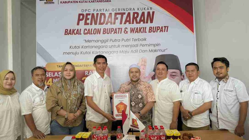 Akhmed Reza Fachlevi, anggota Fraksi Partai Gerindra, telah secara resmi menyerahkan dokumen pencalonannya sebagai Wakil Bupati Kutai Kartanegara (Kukar)