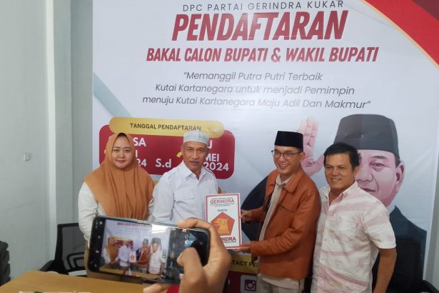 M Alif Turiadi menyerahkan berkas pencalonan Bupati Kukar pada Pilkada 2024