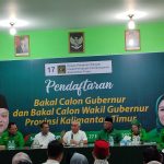 Isran Noor dan Hadi Mulyadi mengembalikan formulir pendaftaran kepada DPW PPP Kaltim