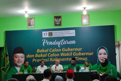Isran Noor dan Hadi Mulyadi mengembalikan formulir pendaftaran kepada DPW PPP Kaltim