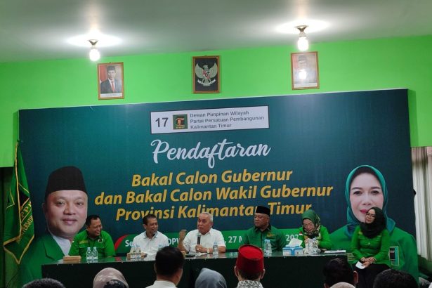 Isran Noor dan Hadi Mulyadi mengembalikan formulir pendaftaran kepada DPW PPP Kaltim