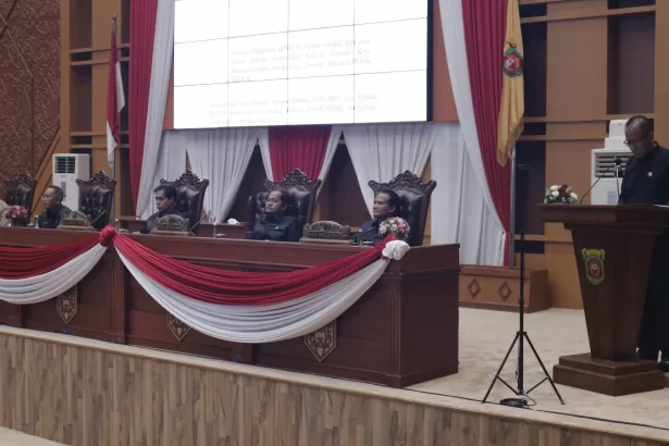 Penandatanganan Nota Kesepakatan Kebijakan Umum Anggaran (KUA) dan Prioritas dan Plafon Anggaran Sementara (PPAS) untuk APBD Tahun Anggaran 2025 di Ruang Rapat Lantai 2 Gedung DPRD Samarinda, Senin (22/7/2024)