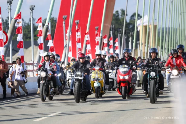 Presiden RI, Joko Widodo menjajal Jembatan Pulau Balang bersama para influencer