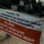 Spanduk tuntutan warga terkait sengketa lahan jalan Rapak Indah