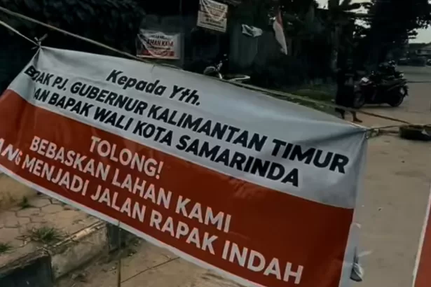 Spanduk tuntutan warga terkait sengketa lahan jalan Rapak Indah