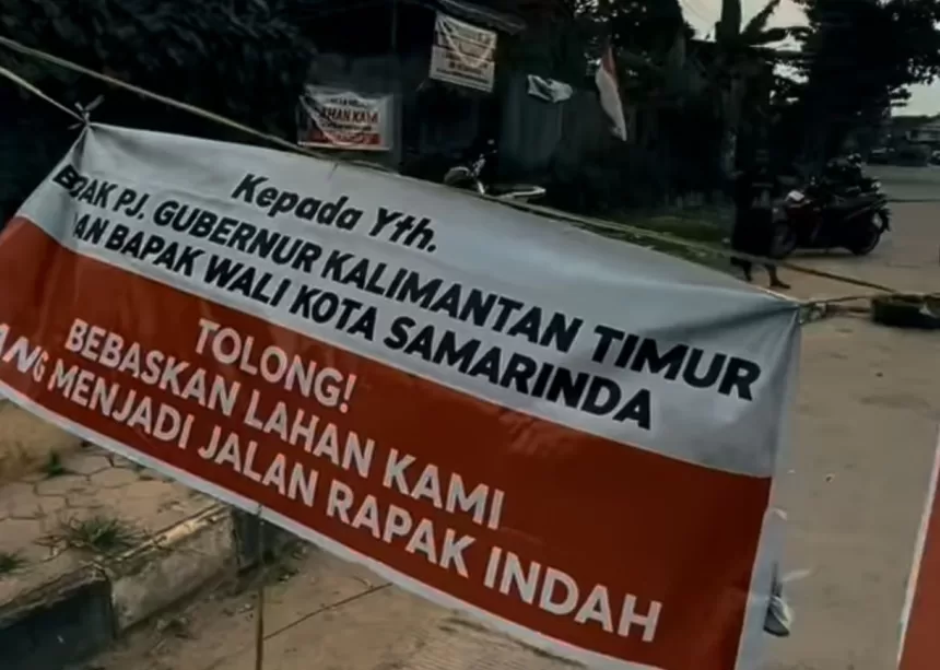 Spanduk tuntutan warga terkait sengketa lahan jalan Rapak Indah