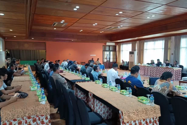 Rapat dengar pendapat (RDP) dengan warga Jln. Rapak Indah, digelar di Hotel Mesra, Kamis (8/8/2024)