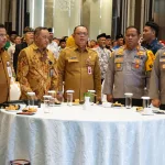 Sekda Mahulu Dr Stephanus Madang (tengah) saat hadiri acara Rakor Ormas Bersama Forkopimda di Ballroom Hotel Mercure Samarinda, Selasa (15/10