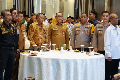 Sekda Mahulu Dr Stephanus Madang (tengah) saat hadiri acara Rakor Ormas Bersama Forkopimda di Ballroom Hotel Mercure Samarinda, Selasa (15/10