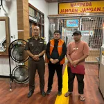 Kejati Kaltim amankan RH terduga pelaku tindak tindak pidana korupsi dalam penyaluran kredit kepada PT. Erda Indah pada Bank Kaltimtara Cabang Balikpapan tahun 2021