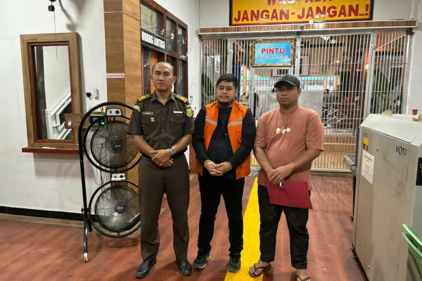 Kejati Kaltim amankan RH terduga pelaku tindak tindak pidana korupsi dalam penyaluran kredit kepada PT. Erda Indah pada Bank Kaltimtara Cabang Balikpapan tahun 2021