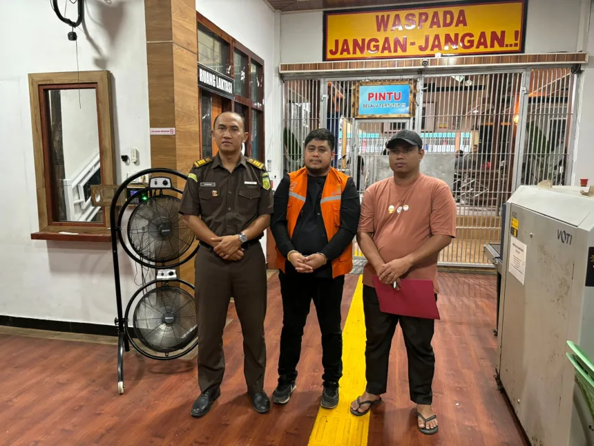 Kejati Kaltim amankan RH terduga pelaku tindak tindak pidana korupsi dalam penyaluran kredit kepada PT. Erda Indah pada Bank Kaltimtara Cabang Balikpapan tahun 2021