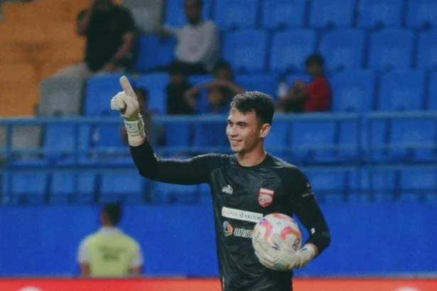 Kiper Borneo FC, Nadeo Argawinata.