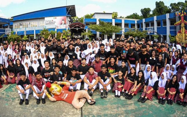 Para prmain Borneo FC Samarinda, saat menjumpai para pelajar SMAN 1 Samarinda.