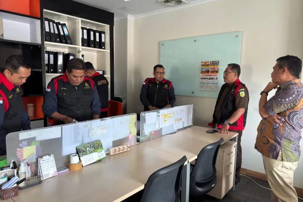 Kejaksaan Tinggi Kalimantan Timur (Kejati Kaltim) melakukan penggeledahan di beberapa kantor pemerintahan