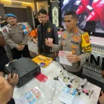 Konferensi pers penangkapan WEP alias Iwan (47), seorang residivis yang kembali terlibat dalam kasus peredaran uang palsu di Kota Samarinda.