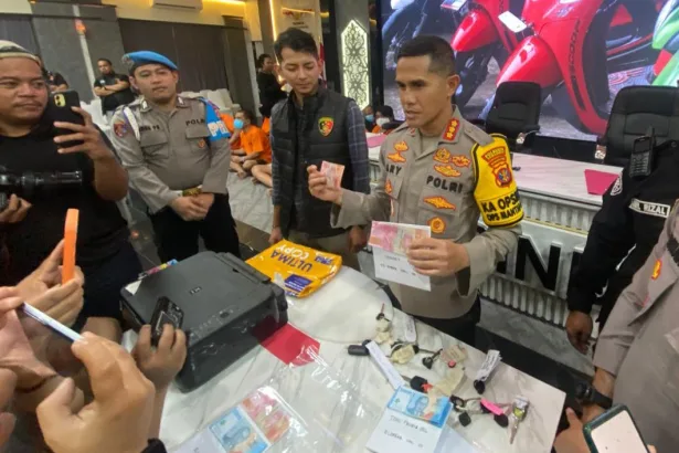 Konferensi pers penangkapan WEP alias Iwan (47), seorang residivis yang kembali terlibat dalam kasus peredaran uang palsu di Kota Samarinda.