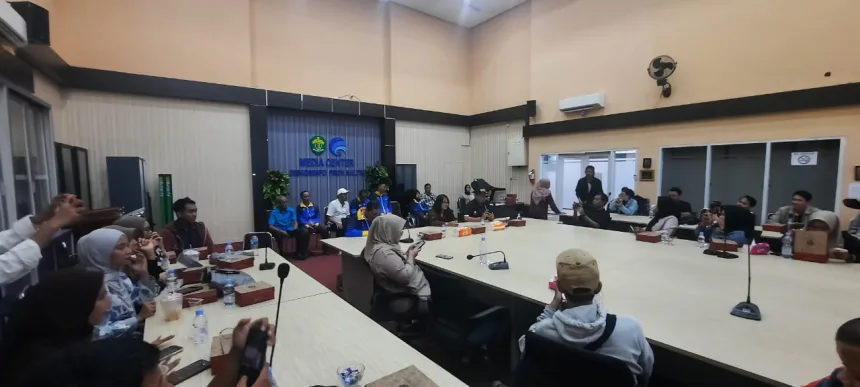 Kegiatan konferensi pers terkait raihan prestasi kontingen Kaltim di ajang Peparnas 2024 Solo, di Diskominfo Kaltim, Kota Samarinda, pada Jumat (25/10/2024).