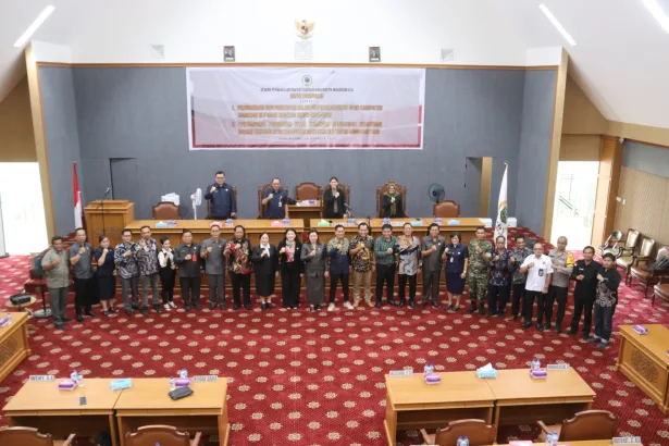 Rapat Paripurna yang diadakan di ruang Rapat Paripurrna DPRD Mahulu
