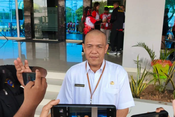 Kepala Bidang (Kabid) Pembudayaan Olahraga Dinas Pemuda dan Olahraga (Dispora) Kalimantan Timur (Kaltim), AA Bagus Sugiarta diwawancarai setelah pembukaan Training Camp (TC) di halaman parkir Kadrie Oening Tower, Kota Samarinda, pada Rabu (30/10/2024).