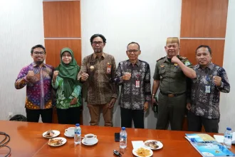 Penjabat Sementara (Pjs) Bupati Kutai Timur, M Agus Hari Kesuma (AHK), bersama Pemkot Bontang menggelar pertemuan di Hotel Bintang Sintuk, Kamis (31/10/2024).