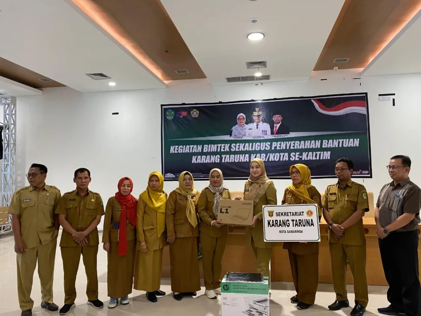 Penyerahan bantuan Karang Taruna