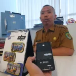Kepala Bidang Peningkatan Prestasi Olahraga (PPO) Dispora Kaltim, Rasman Rading, sata diwawanfarai di ruangannya.
