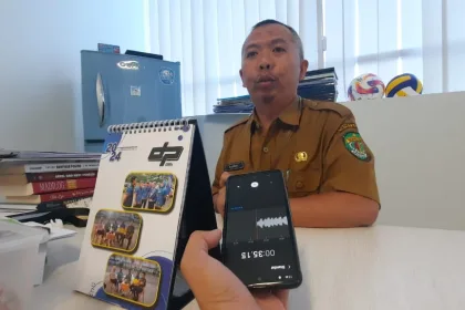 Kepala Bidang Peningkatan Prestasi Olahraga (PPO) Dispora Kaltim, Rasman Rading, sata diwawanfarai di ruangannya.