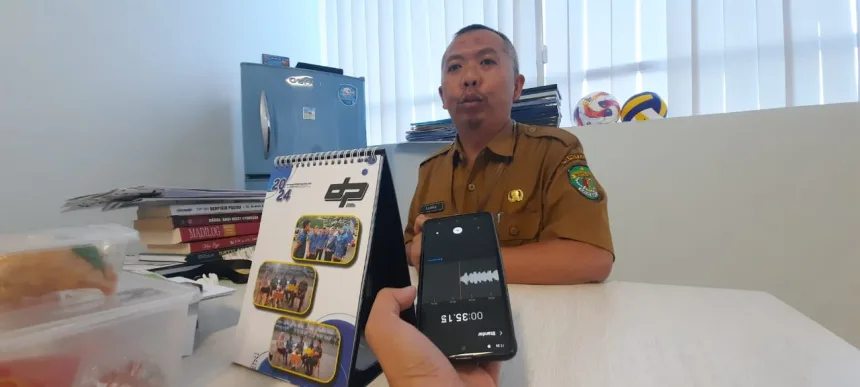 Kepala Bidang Peningkatan Prestasi Olahraga (PPO) Dispora Kaltim, Rasman Rading, sata diwawanfarai di ruangannya.