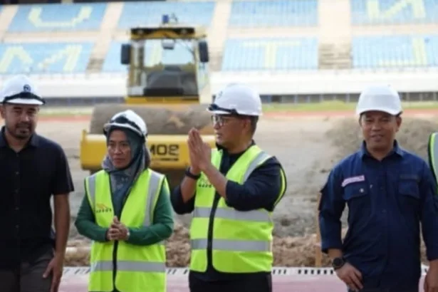 Saat Pj Gubernur Kaltim Akmal Malik beserra pihak terkait meninjau pengerjaan renovasi Stadion Utama Palaran, beberpa waktu lalu.